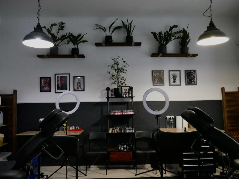 Tattoo-Arbeitsplätze im vorderen Bereich unseres Studios