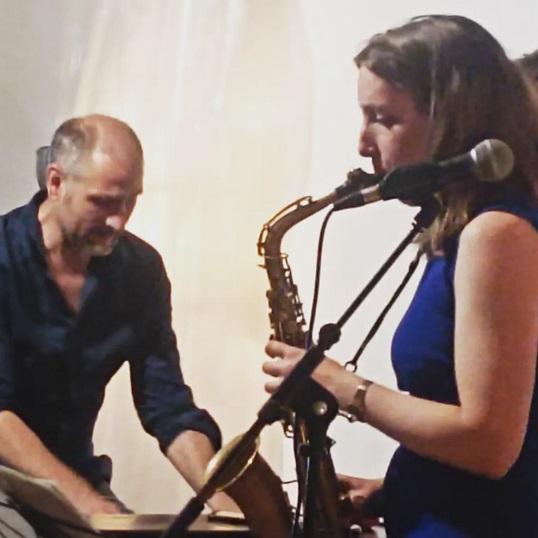 zwei Personen mit Musikinstrumenten