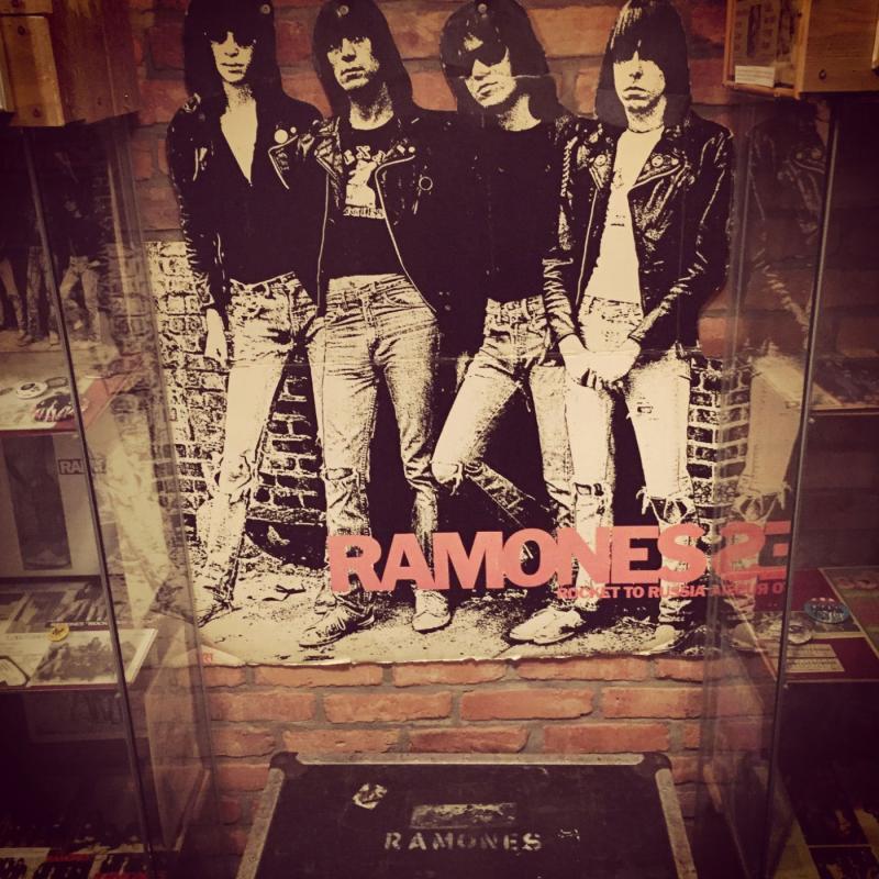 Ausstellungsstücke im Ramones Museum 