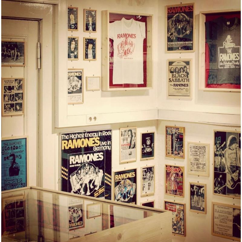Ausstellungsstücke im Ramones Museum 