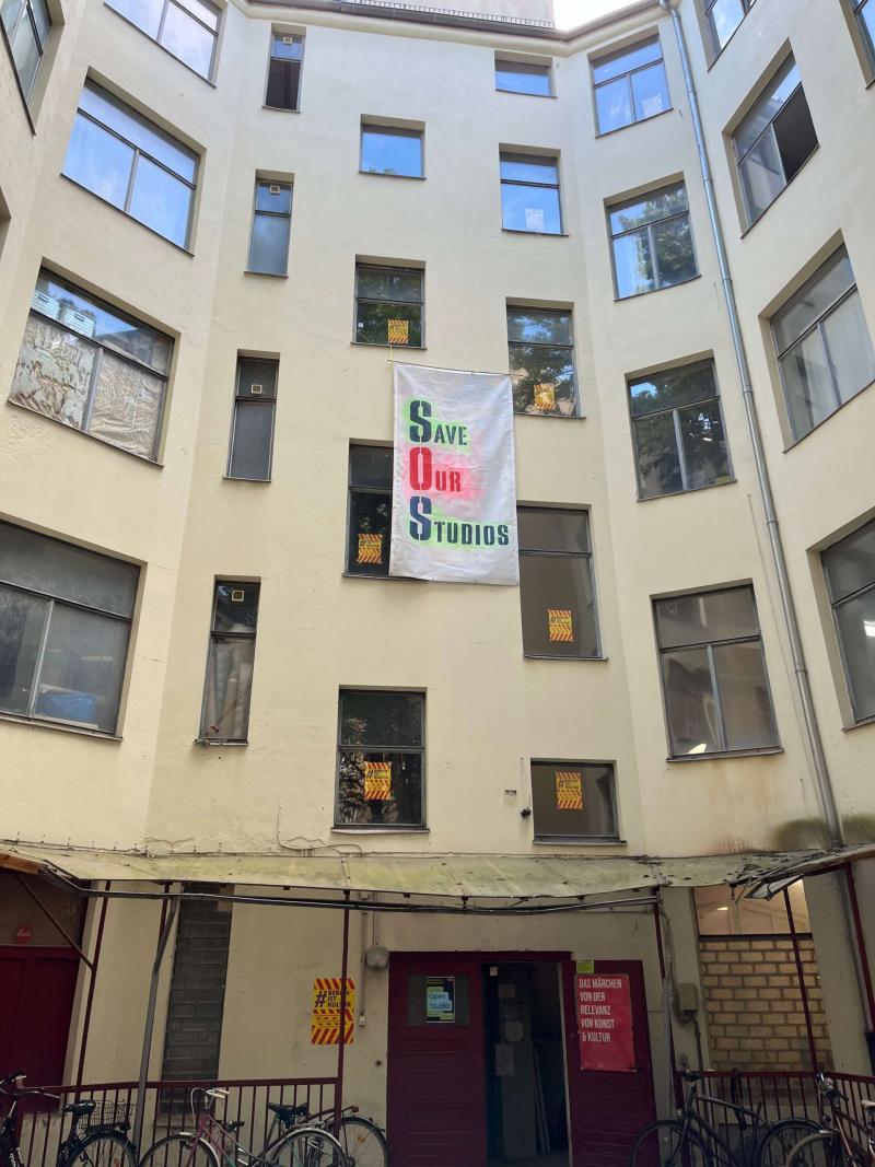 Atelierhaus Schönstedtstr. 13, Ansicht 2.Hinterhof mit SAVE OUR STUDIOS-Banner
