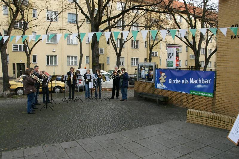 Posaunenchor vor der Paulus-Kirche Neukölln