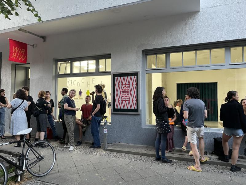 WIRWIR Projektraum Außenansicht mit verweilenden Besuchern