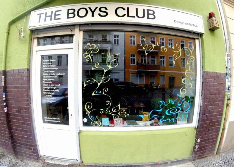 Hier sieht man das Studio "The Boys Club" von außen.