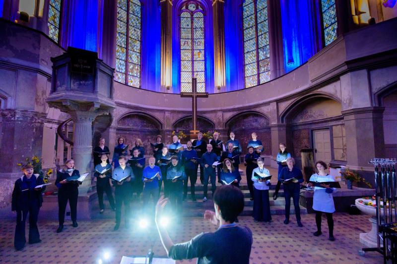 The photo shows the cantamus berlin choir performing in a church.