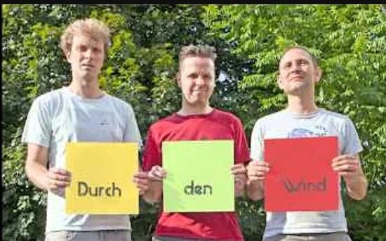 drei Männer mit Papier