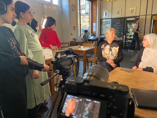 Kinder aus dem Harzer Kiez führen im Rahmen des Filmprojekts ein Interview mit Katharina Rottmann von Endorphina Backkunst in der Bäckerei.