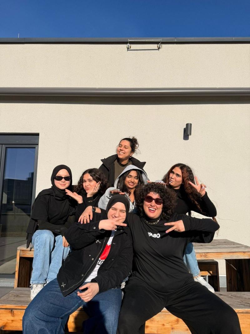 Das Bild zeigt eine Gruppe von 7 Flinta of Color - es entstand im Rahmen des Film-Workshopts "Story.Macht.Geschichte" 