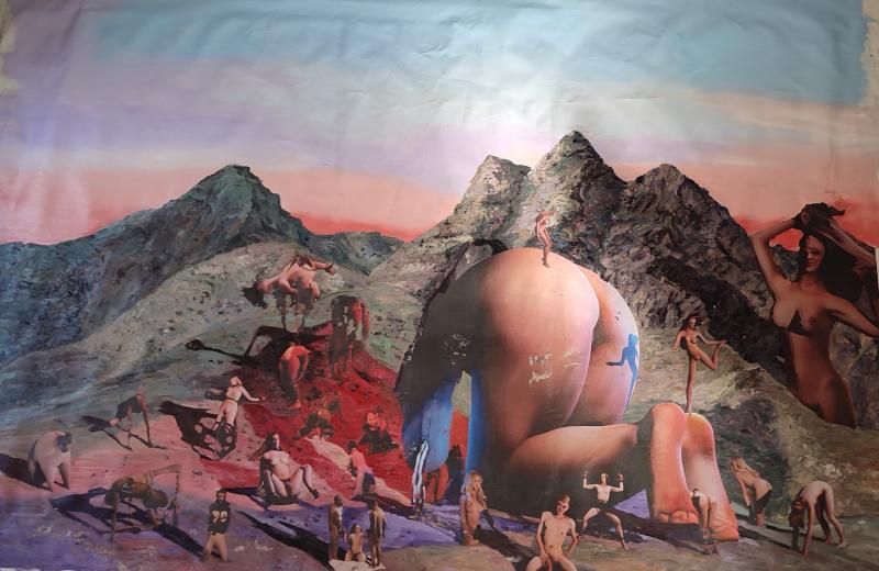 Surreale Collage einer bergigen Landschaft bei Dämmerung mit zahlreichen nackten menschlichen Figuren in verschiedenen Posen. Im Zentrum befindet sich eine überdimensionale sitzende Figur, umgeben von kleineren Körpern auf felsigem Gelände unter einem pastellfarbenen Himmel.
