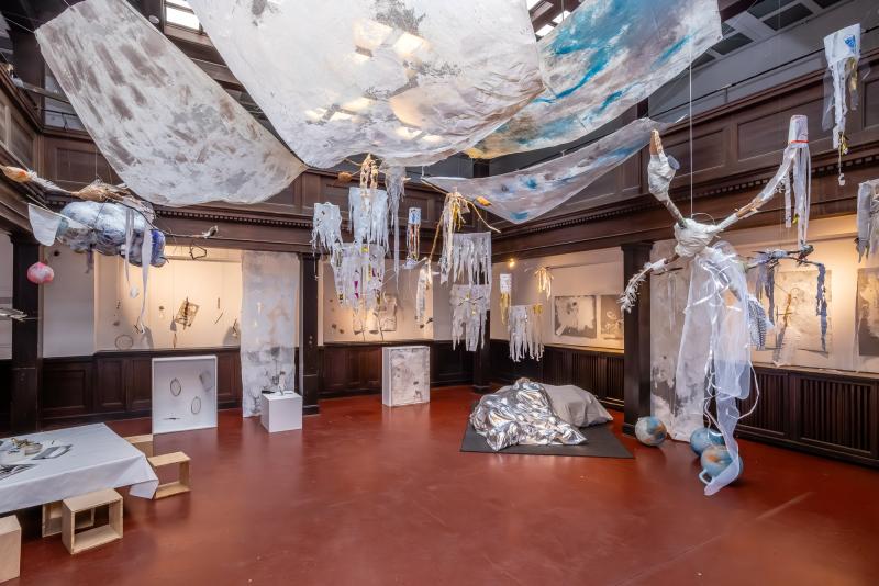 Ausstellung innen/großer Raum