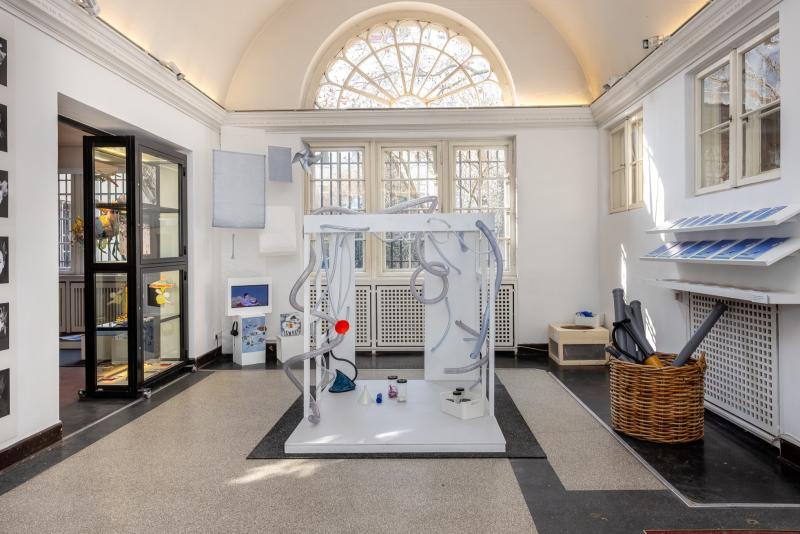 LUFTKUNST-Ausstellung innen/Foyer mit Schlauch-Installation zum Experimentieren und Transportieren von Objekten mit Luft