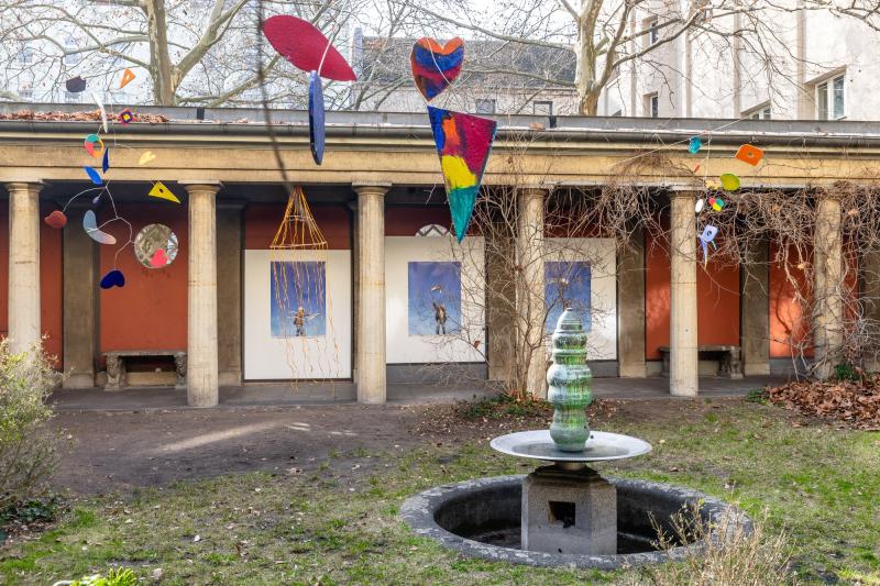 LUFTKUNST-Ausstellung draußen/Garten mit Mobiles und Fotodrucken